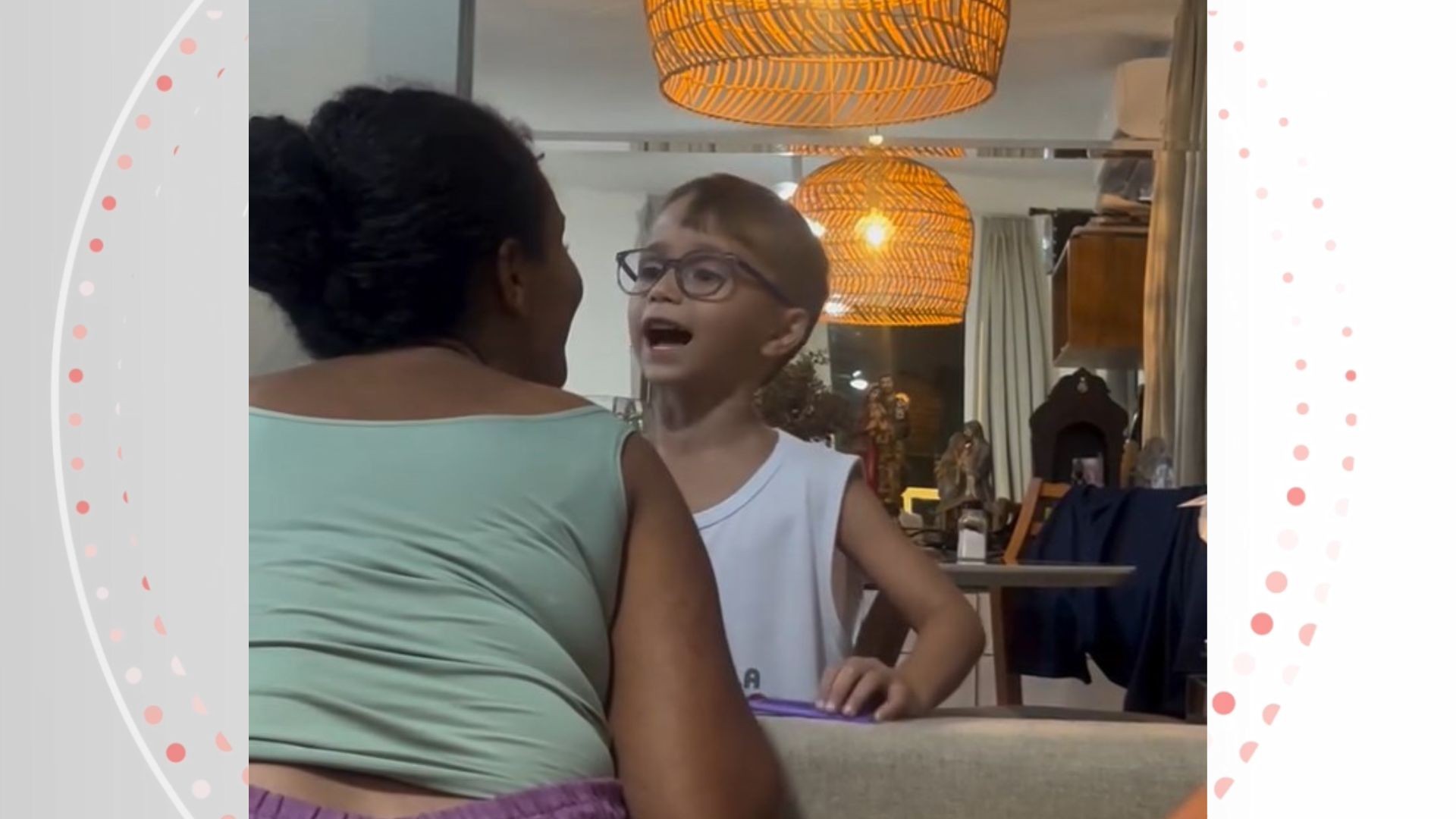 VÍDEO: menino de 6 anos encanta a internet ao cantar 'Força Estranha' de  Gal Costa ao lado da mãe no ES