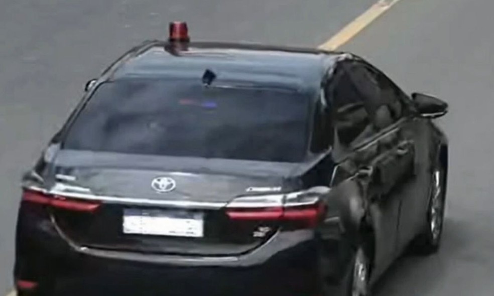 Carro usado por PM tinha sirene no teto — Foto: Reprodução/TV Bahia