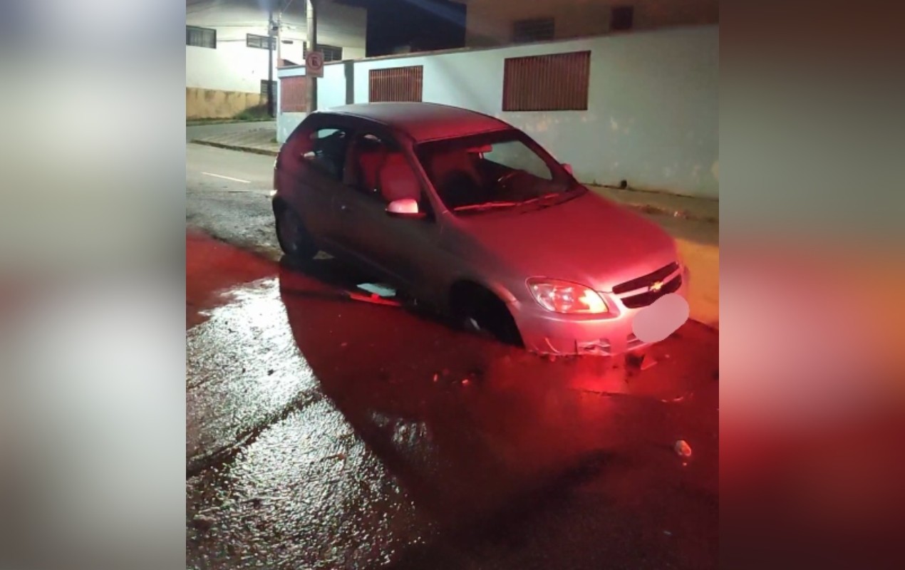 VÍDEO: carro afunda em buraco aberto em rua de Itapeva