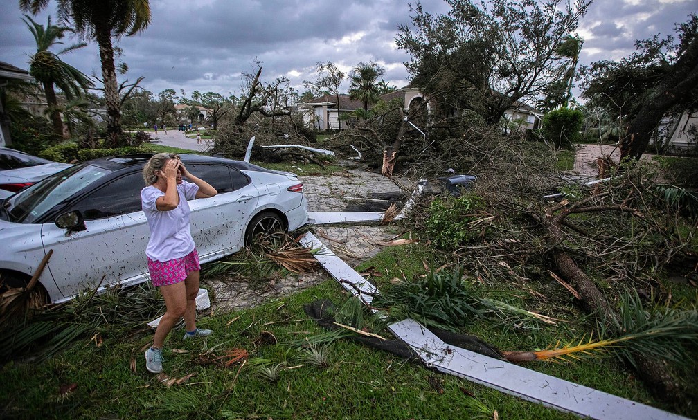 Mulher lamenta estragos enquanto furacão Milton se aproximava da Flórida, em 9 de outubro de 2024 — Foto: Bill Ingram/USA Today via Reuters