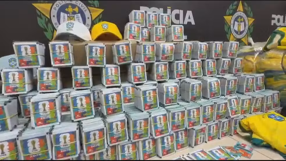Polícia Civil apreende 200 mil figurinhas falsificadas da Copa do Mundo em Nova Iguaçu — Foto: Divulgação/ Polícia Civil