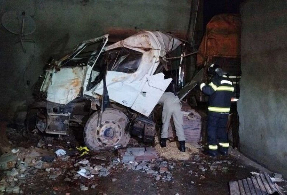Veículo ficou completamente destruído ao invadir residência, em MS — Foto: Osvaldo Duarte/Dourados News