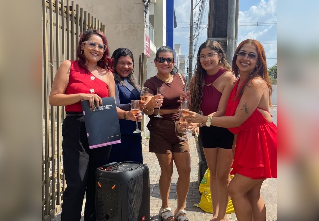 Mulher comemora divórcio com espumante e música na saída de cartório no TO; VÍDEO