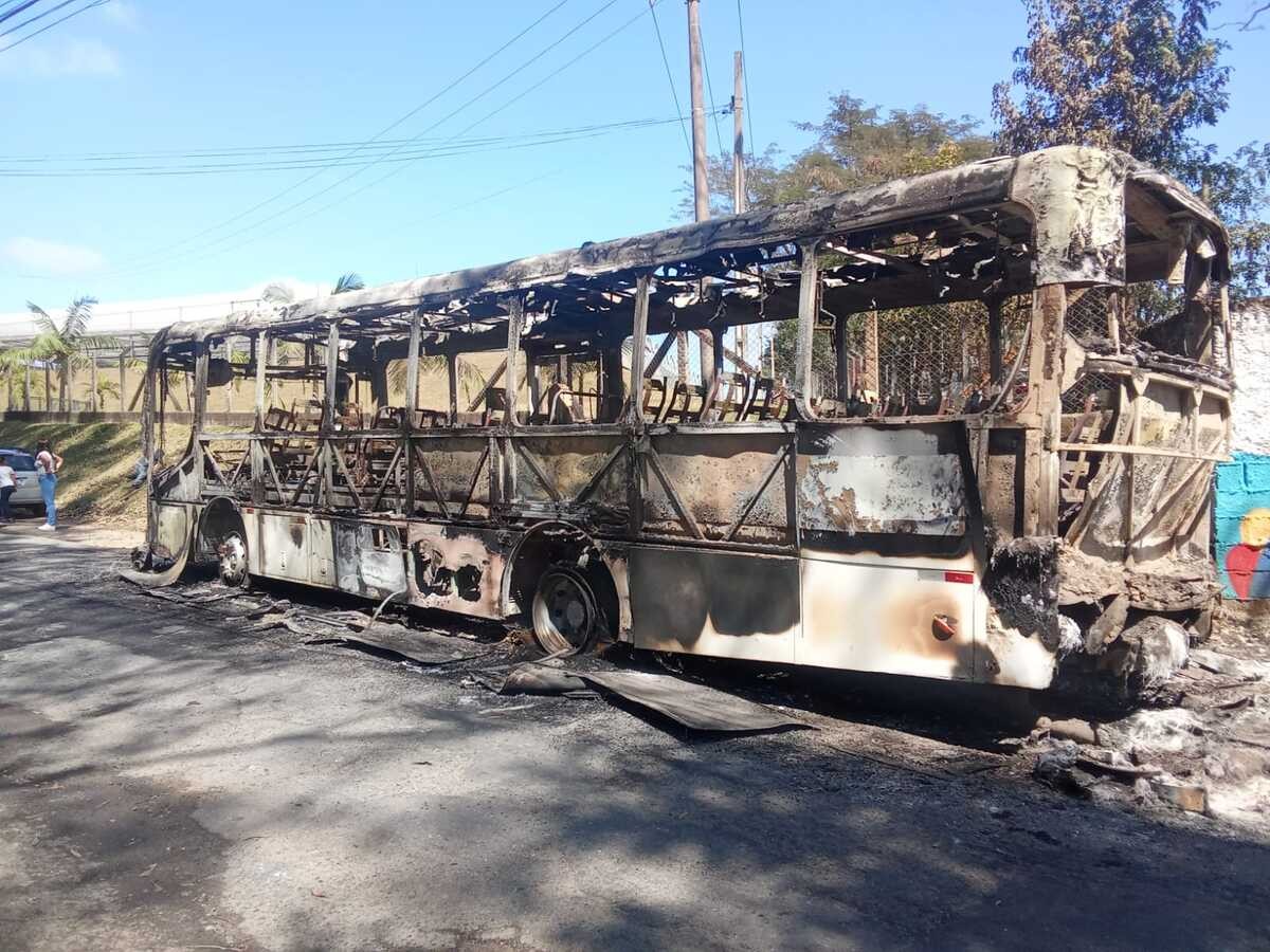 Incêndio destrói ônibus escolar em Santa Isabel