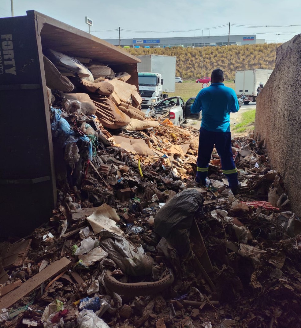O caminhão que tombou carregava uma caçamba de lixo — Foto: Arquivo pessoal