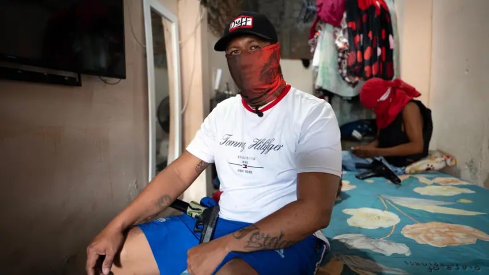 Jonathan (nome fictício) conta que tem quatro policiais na sua folha de pagamento — Foto: Lee Durant/BBC