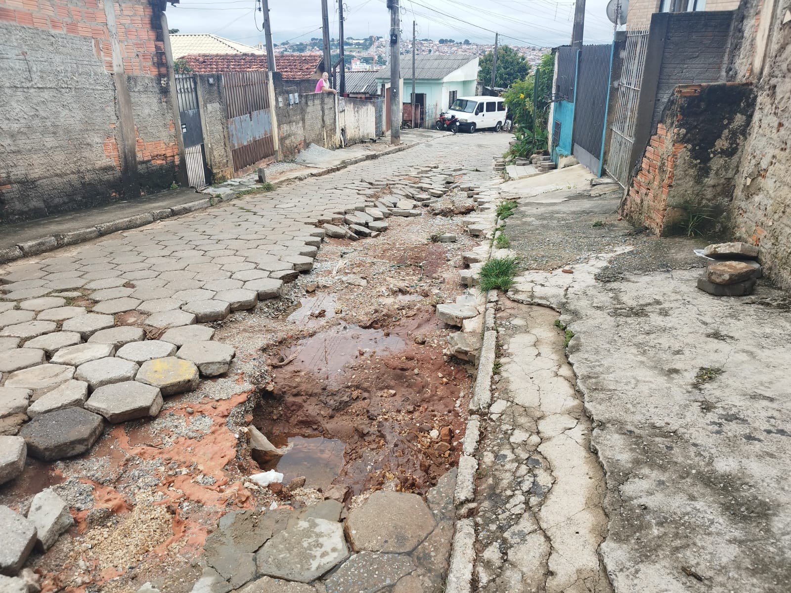 Chuva alaga ruas e causa transtornos em Itapeva