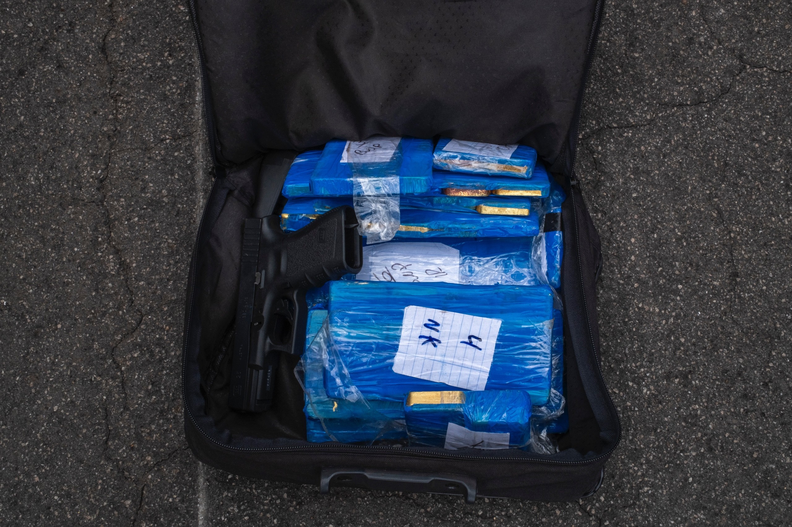 PF apreende mais de 51 kg de ouro, arma e munição em avião no aeroporto de Boa Vista