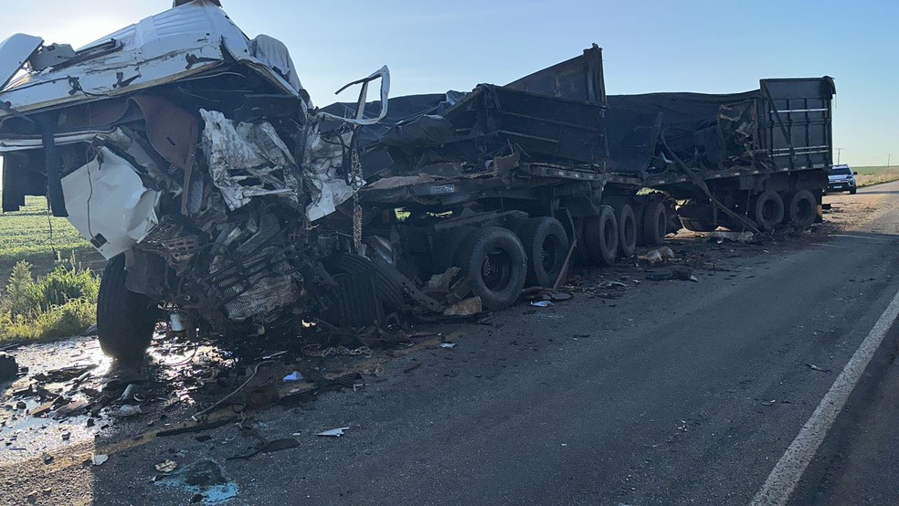 De acordo com a Polícia Militar, os veículos bateram de frente na rodovia — Foto: Polícia Civil