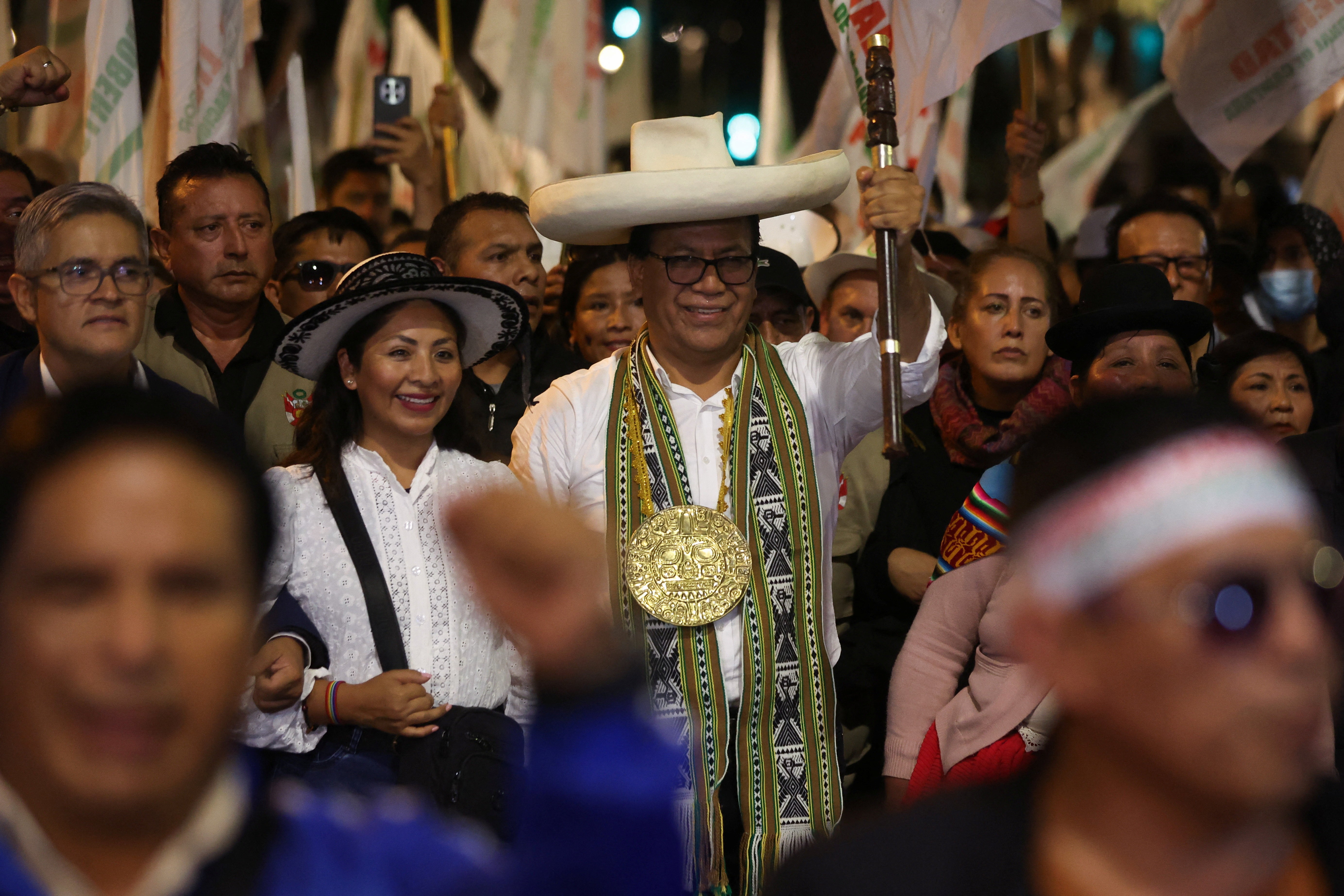 Eleições no Peru: Roberto Sánchez pede 'transparência' em protesto ao lado de apoiadores