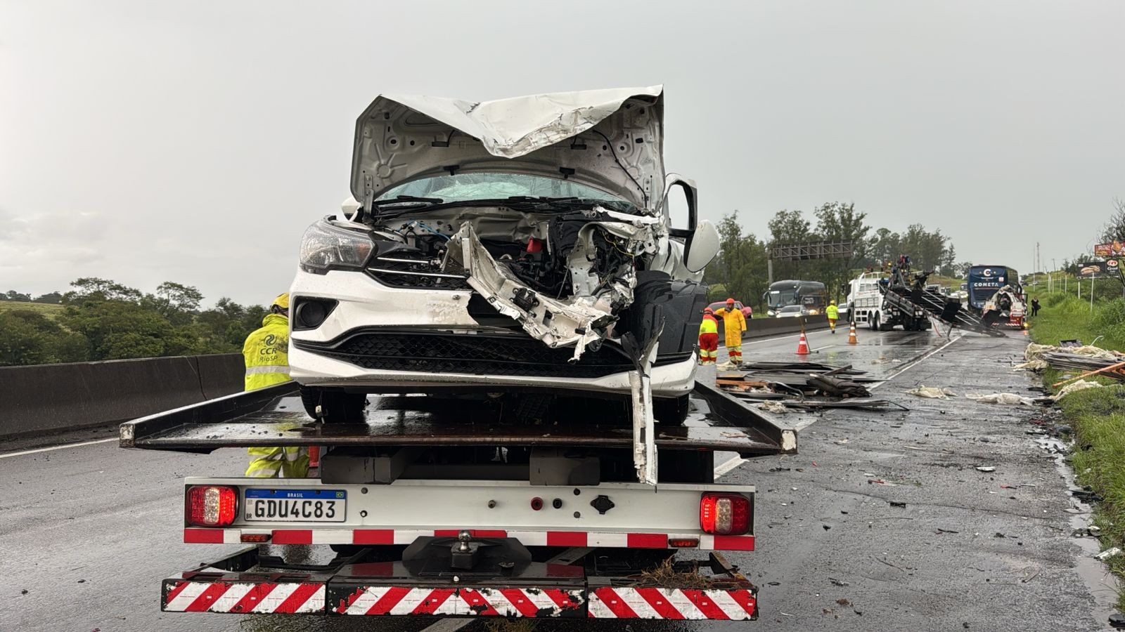 Engavetamento entre quatro carros, caminhão e ônibus deixa feridos e provoca interdição parcial na Dutra em Pindamonhangaba, SP