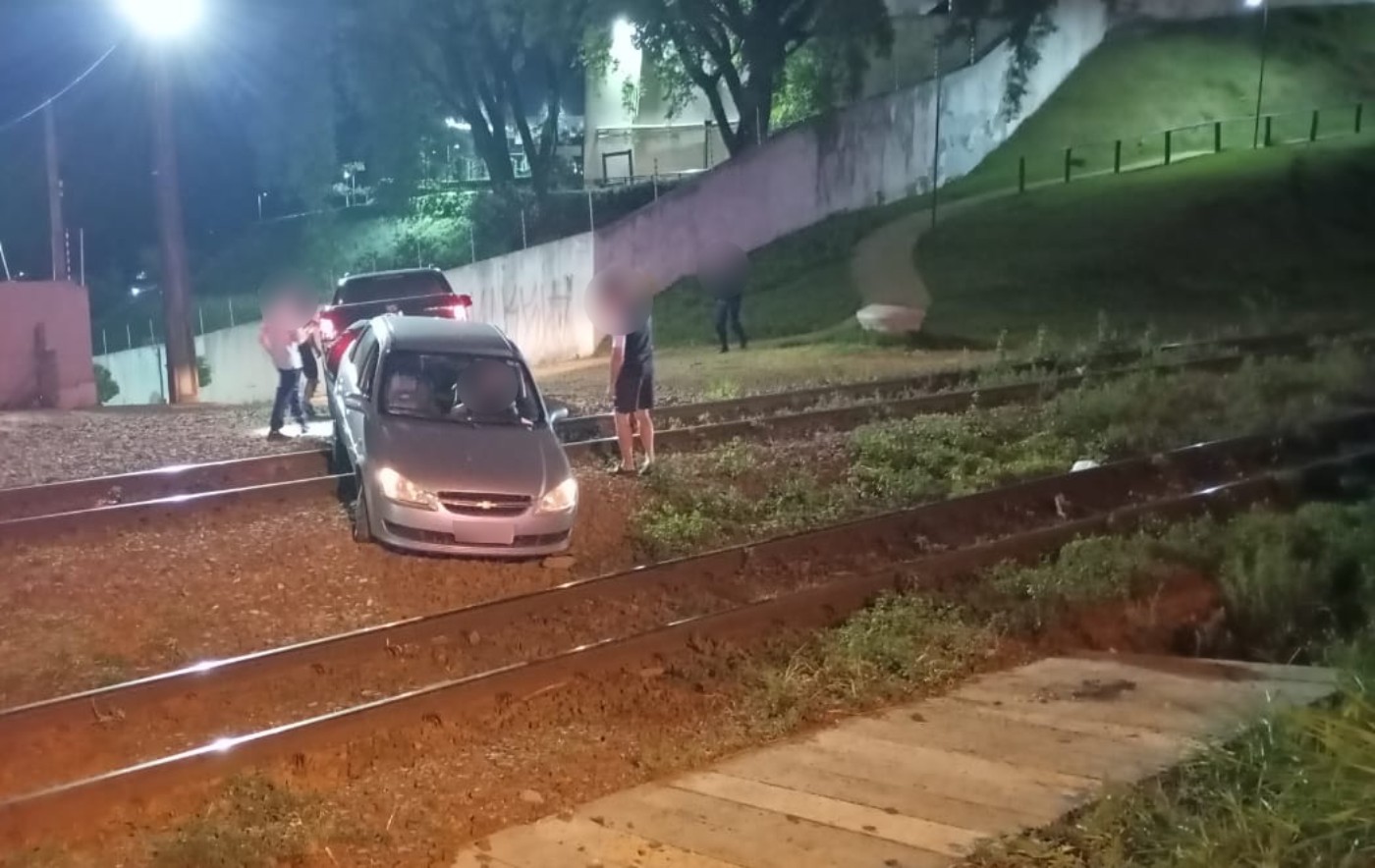 Carro fica preso em linha férrea e trem é parado totalmente para retirada, no Paraná