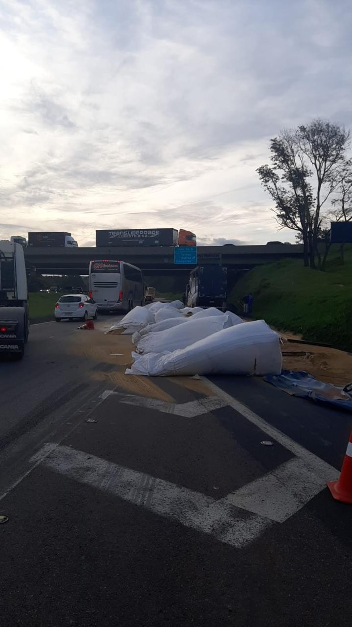 Caminhão derrama carga de ração e causa congestionamento de 11 km na rodovia Fernão Dias em Atibaia, SP