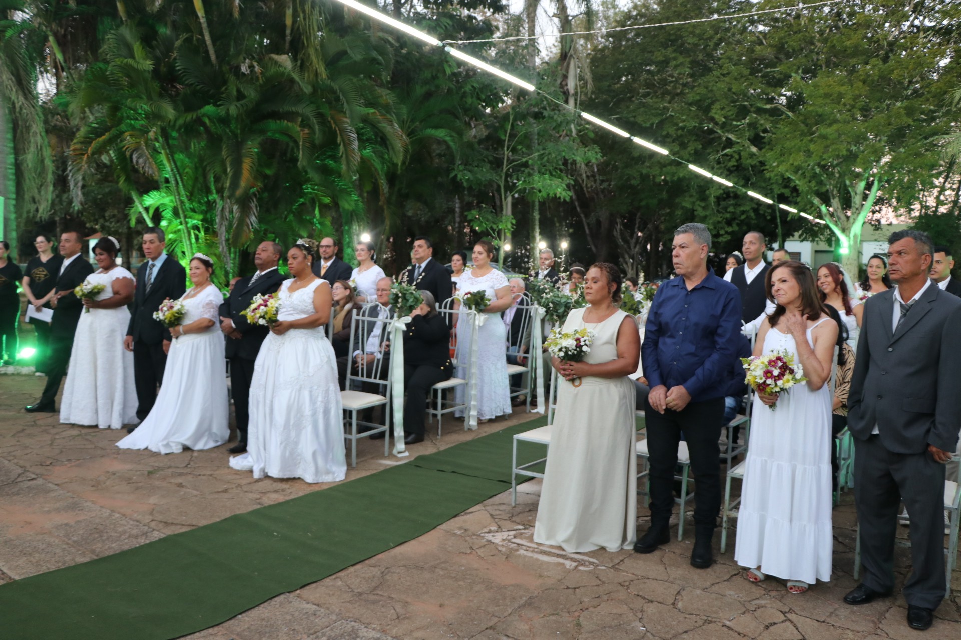 Casamento comunitário é marcado por muita emoção