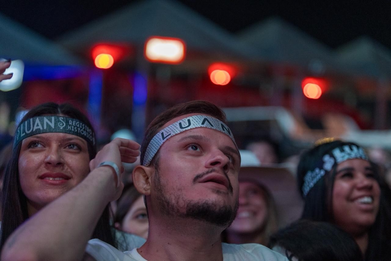 Com faixas com nome do cantor, fãs de Luan Santana aguardam chegado artista com olhos atentos ao palco do Limeira Rodeo Music — Foto: Thomaz Marostegan/g1