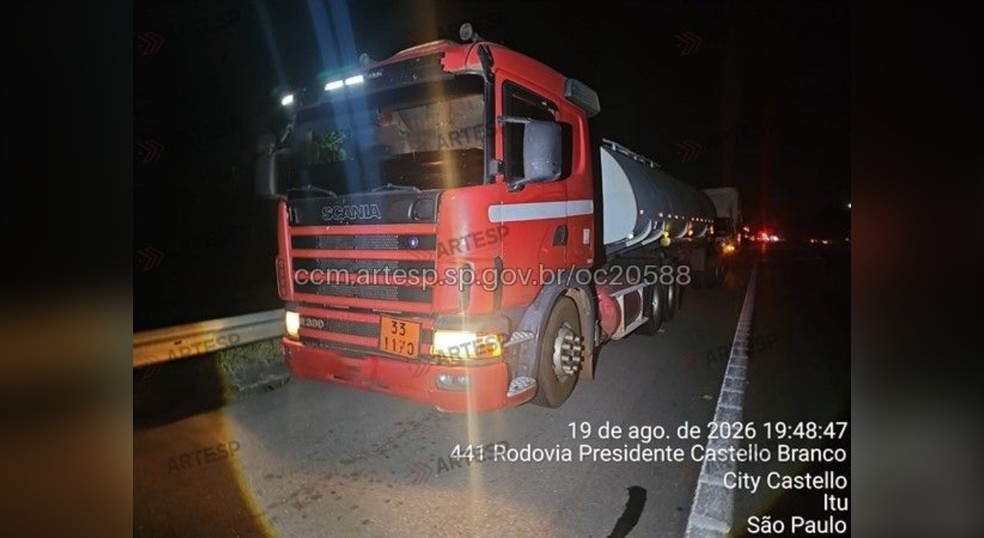 Carreta que transportava etanol tombou na Rodovia Castello Branco (SP-280), em Itu (SP), na noite desta quarta-feira (19) — Foto: Portal CCR - Artesp/Divulgação