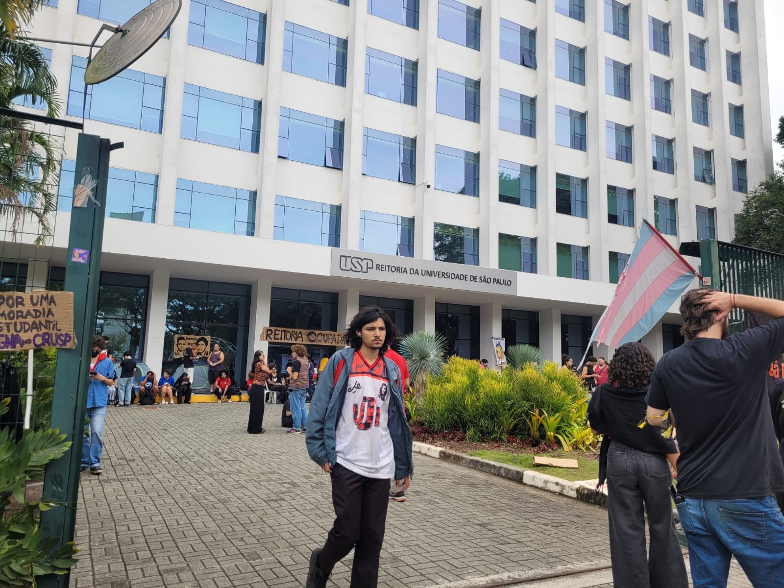 Estudantes mantêm ocupação da reitoria da USP, citam ninho de pombo em cozinha e pedem melhores políticas de permanência