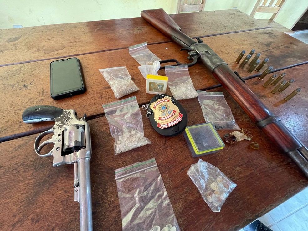 Armas foram apreendidos com grupo que vende pedras preciosas — Foto: Reprodução/PF