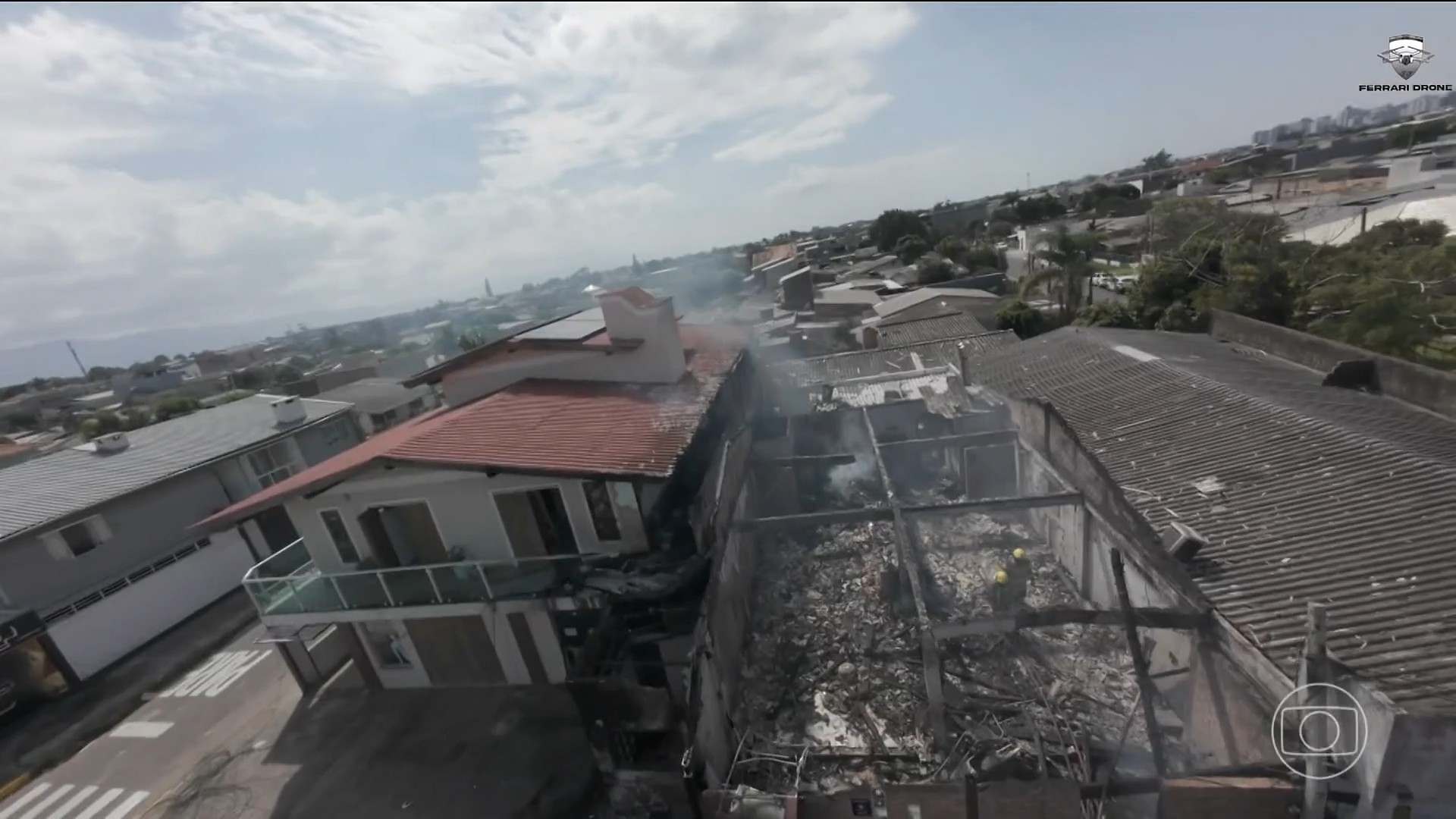 Avião atinge casas e restaurante ao cair em Capão da Canoa