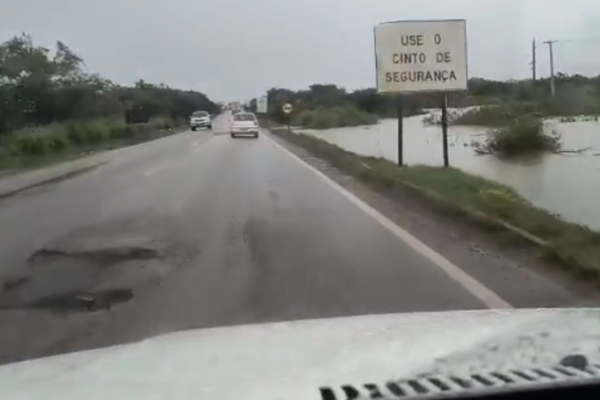 VÍDEO: rio sobe, provoca alagamentos e interdita estradas em município de MT