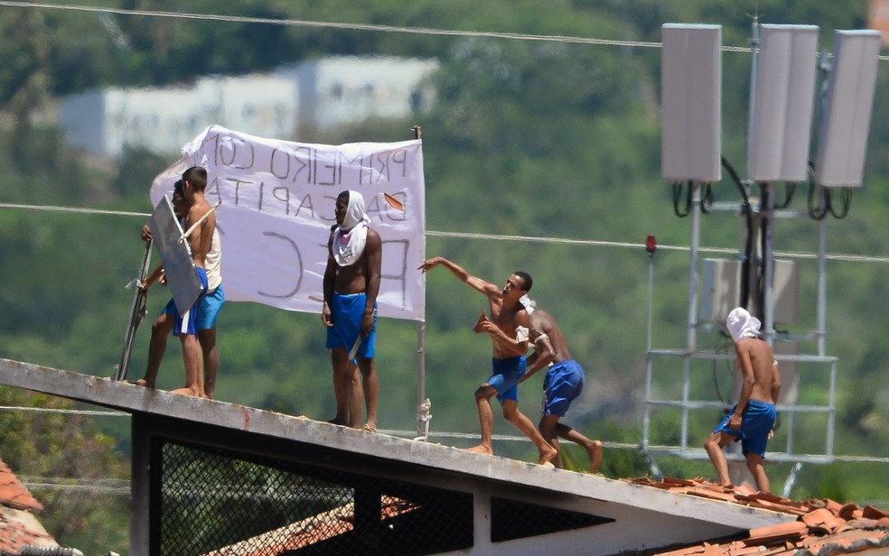 19/01 - Presos são vistos durante um confronto de facções na penitenciária de Alcaçuz, perto de Natal, no Rio Grande do Norte — Foto: Andressa Anholete/AFP