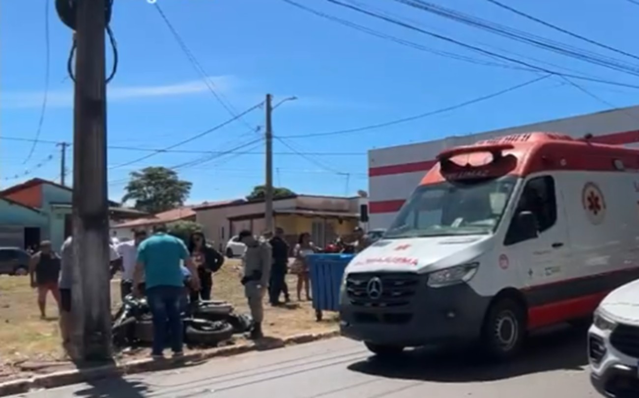Motociclista morre após moto ser atingida na traseira por carro e bater em poste no TO