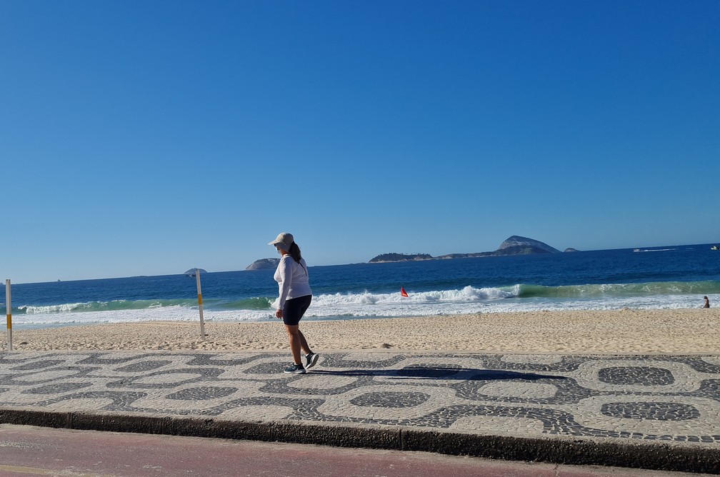 Após banhistas atolarem na Praia Central, 'areia movediça' acende