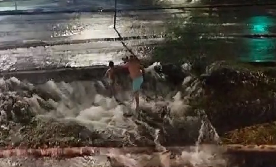 VÍDEO: Avô e neto se arriscam e brincam em 'cascata' durante enxurrada no interior de MG; bombeiros alertam para o perigo