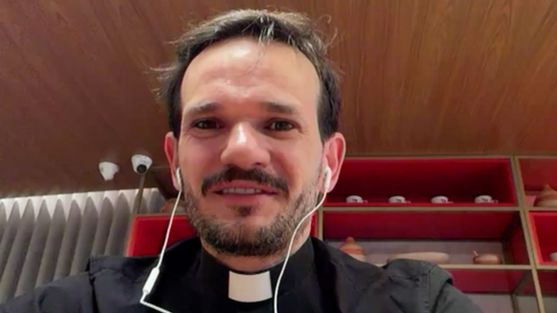 'Padre carrancudo e triste não atrai pessoas', diz padre Patrick, que usa o humor para evangelizar nas redes sociais