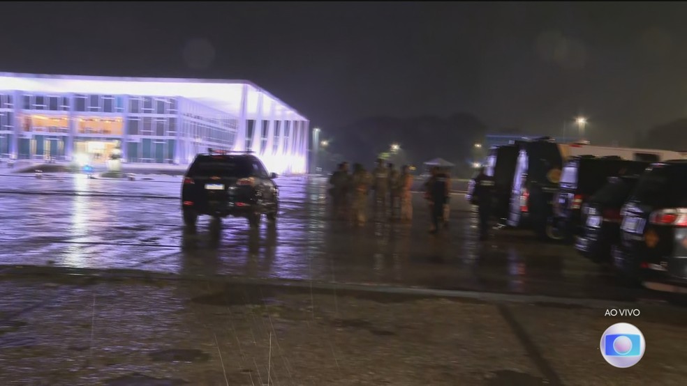 Praça dos Três Poderes, em Brasília, é isolada depois de duas explosões — Foto: Jornal Nacional/ Reprodução