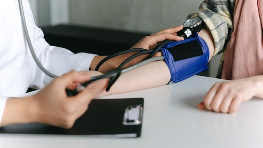 Pressão de 12 por 8 passa a ser considerada pré-hipertensão em nova diretriz