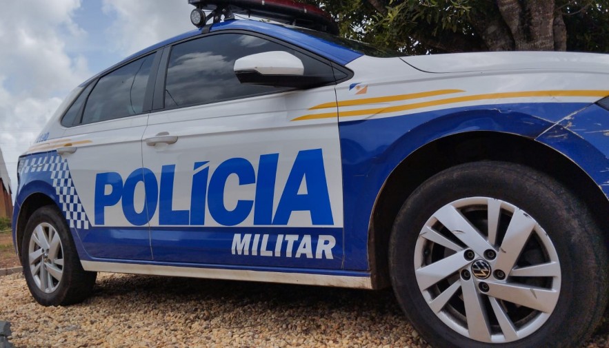 Motociclista morre após perder controle da direção e bater em árvore