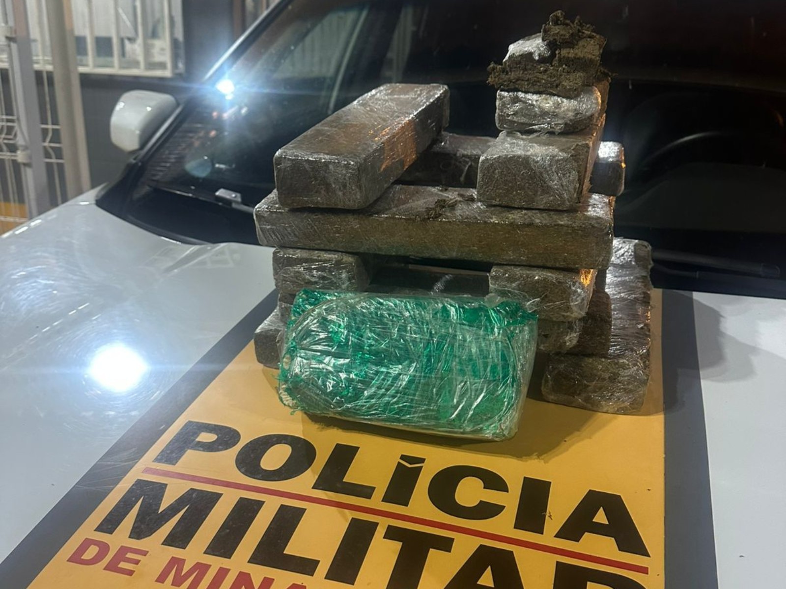 Homem é preso após jogar mais de 10 kg de drogas pela janela durante fuga na BR-259 em Conselheiro Pena