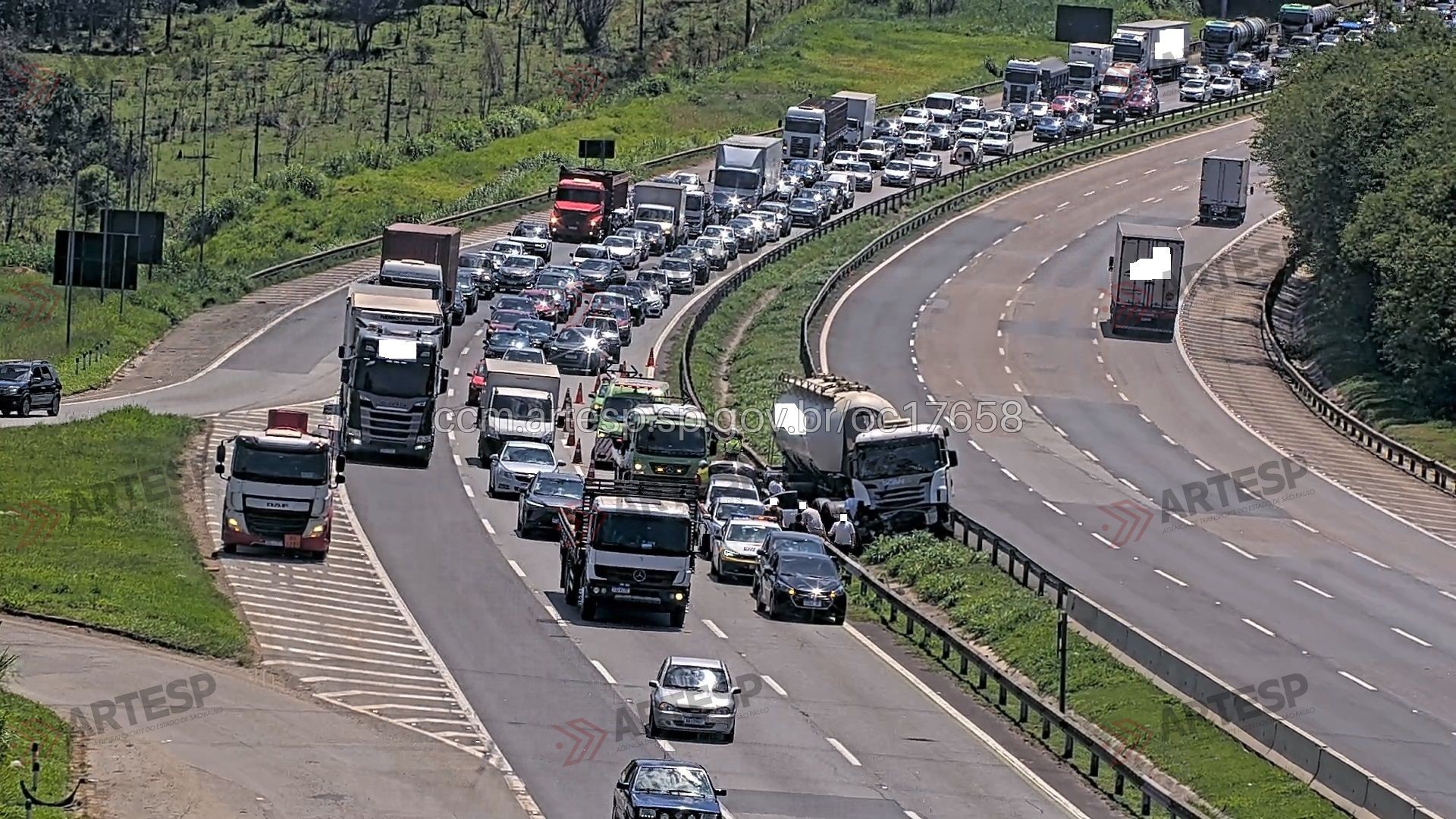 Engavetamento entre três veículos provoca congestionamento na Rodovia Castello Branco em Araçariguama