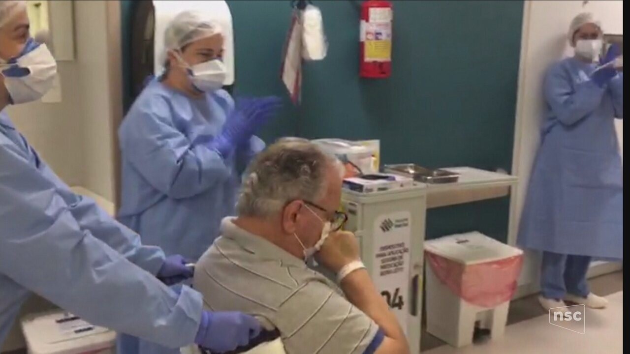 Com aplausos e música, idoso de 72 anos deixa hospital de SC ao se recuperar de coronavírus; VÍDEO | G1