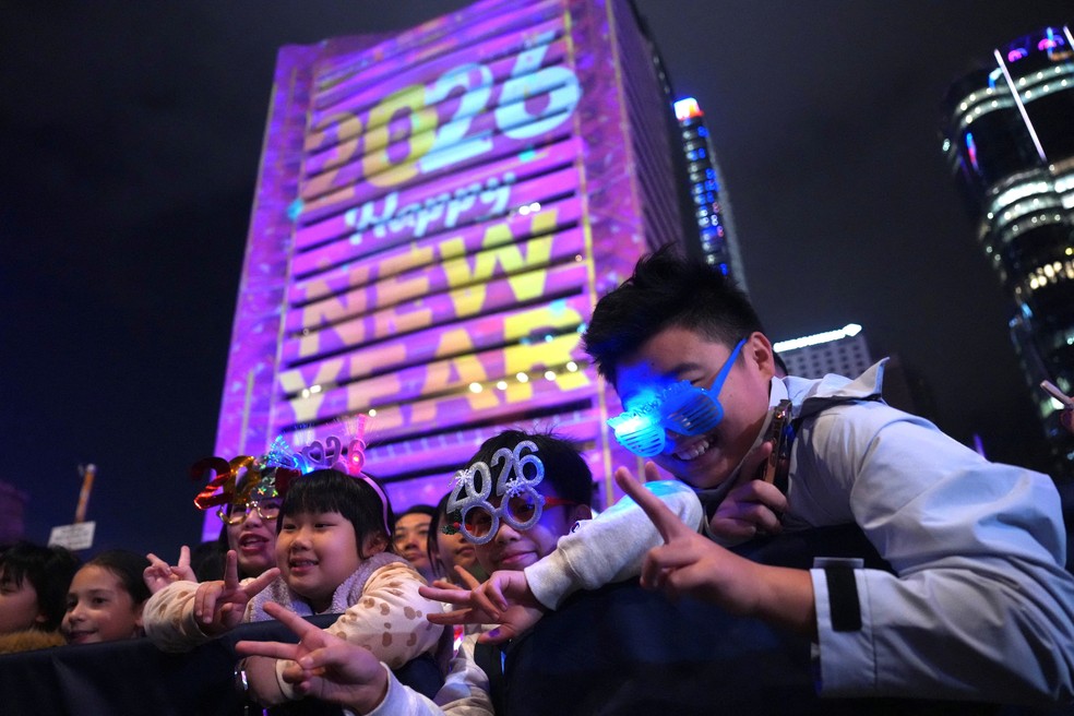 Pessoas comemoram o Ano Novo no edifício do Banco da China, Hong Kong — Foto: REUTERS/Lam Yik