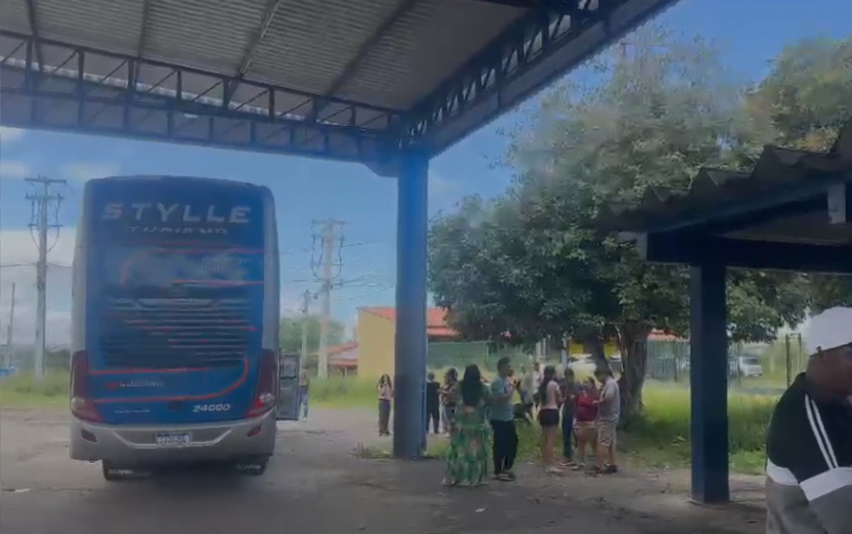 Motorista de ônibus abandona 48 passageiros após PRF identificar documento falso na Bahia