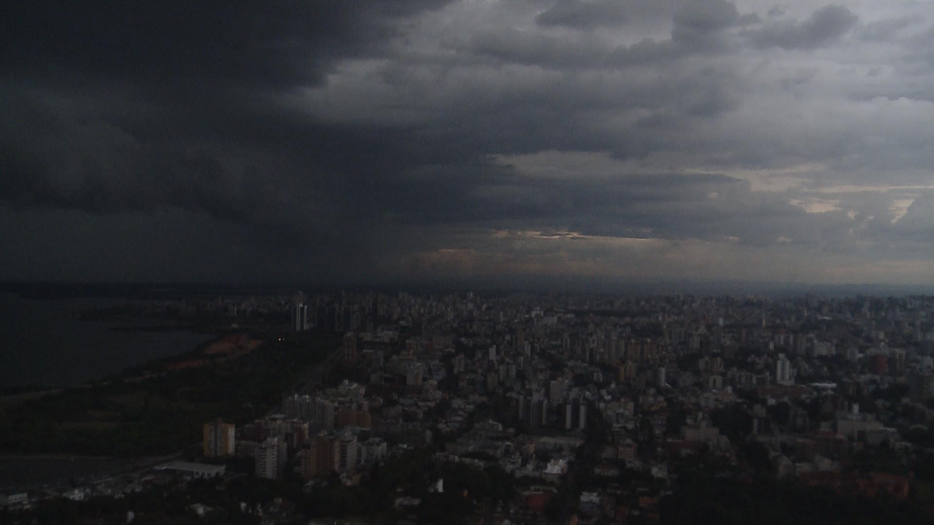 Frente fria ligada a ciclone mantém chuva forte e traz chance de neve ao Sul; temperaturas vão despencar no Sudeste