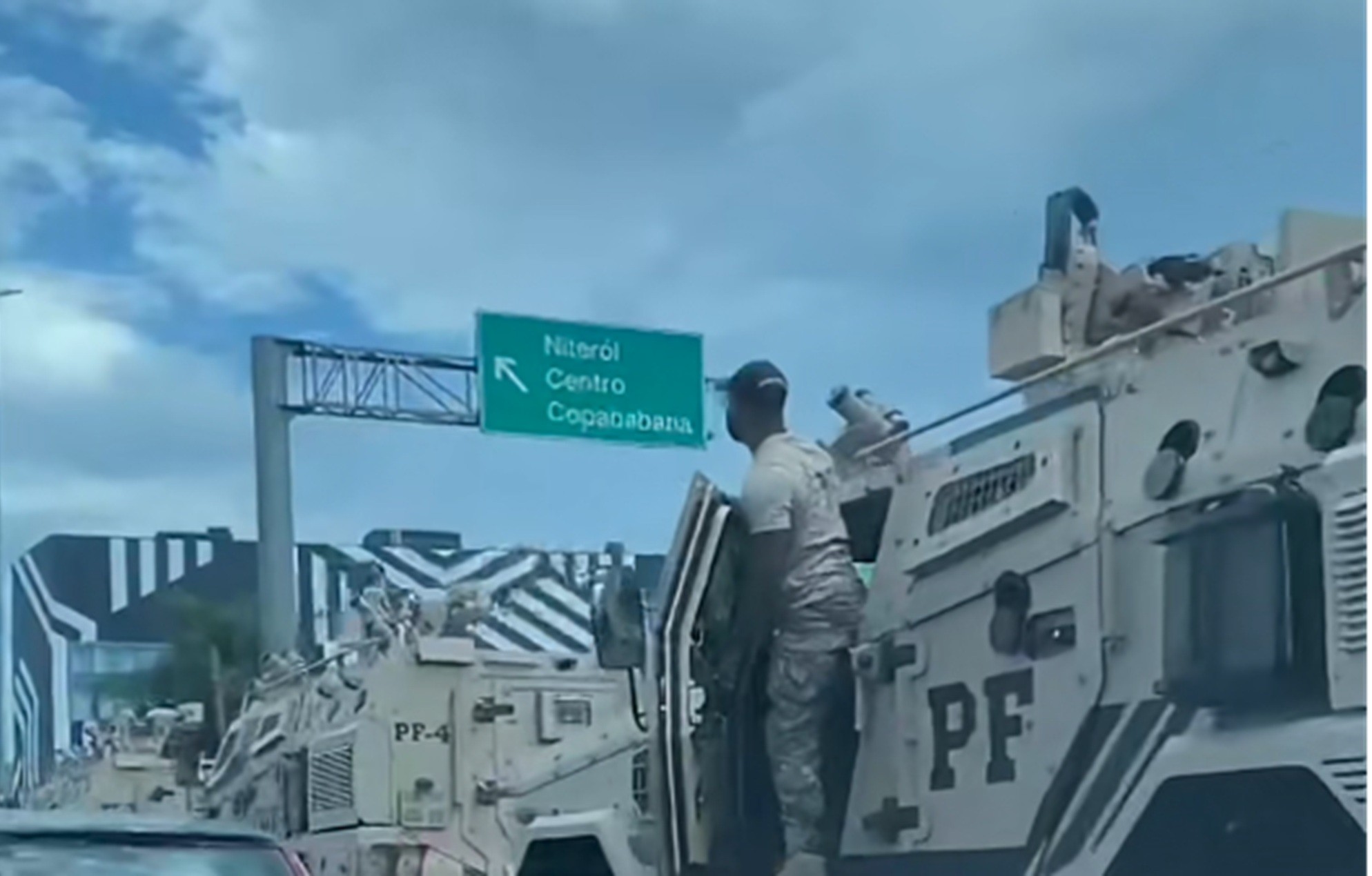 É #FAKE que vídeo mostre Exército dos Estados Unidos chegando ao Rio; gravação de 2023 exibe blindados da Polícia Federal