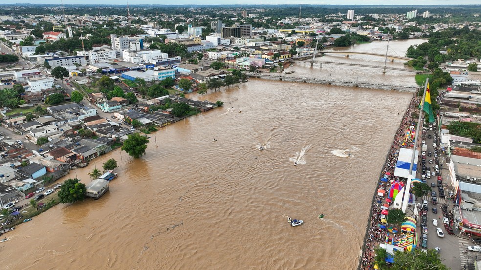 Condutores de lanchas e outras embarcações aproveitam a subida das águas para fazer manobras perigosas no Centro — Foto: Pedro Devani/Secom