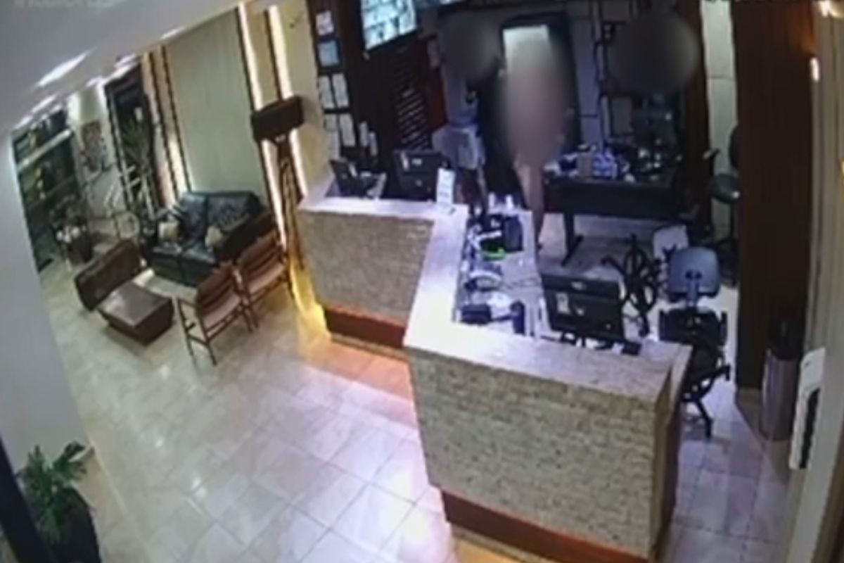 VÍDEO: Hóspede nu agride recepcionistas após ser proibido de fumar no saguão de hotel em MS