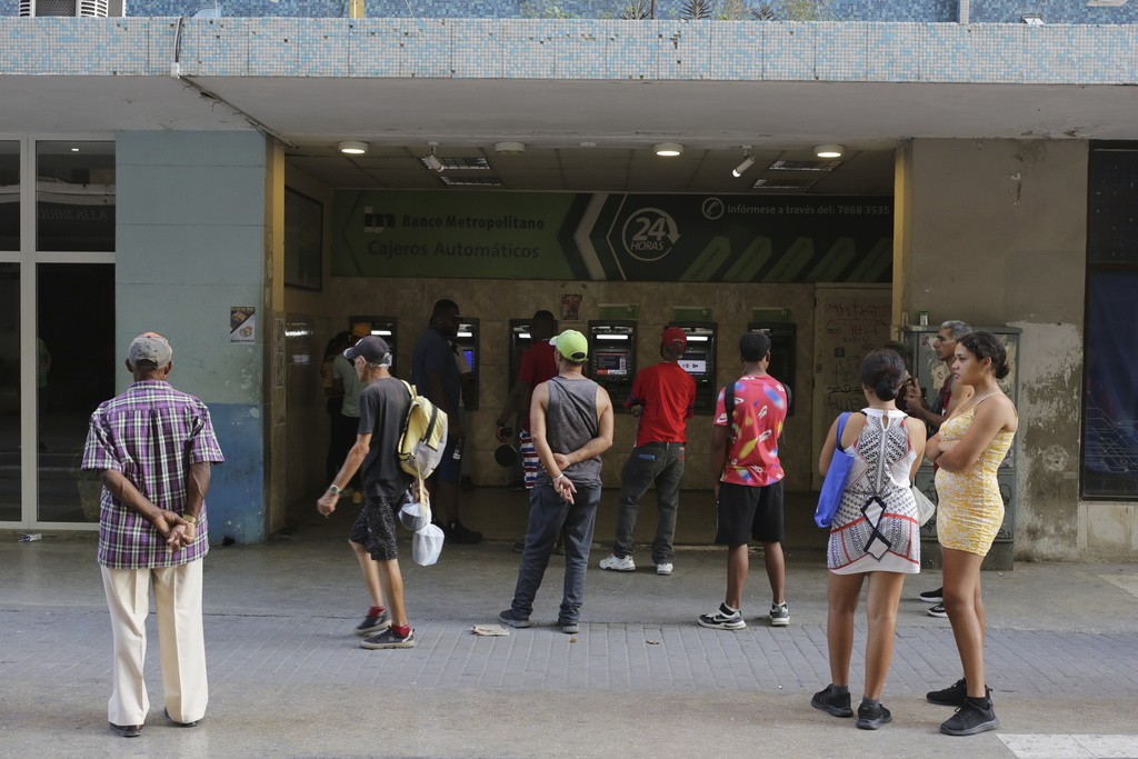 Falta dinheiro em Cuba: país vive escassez de notas em meio à pior crise econômica em décadas 