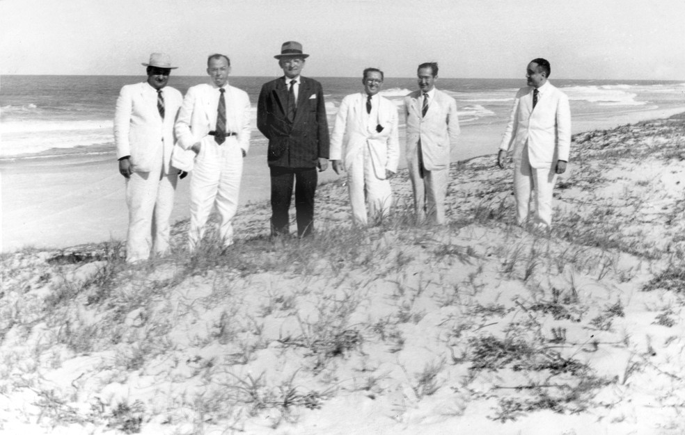 Praia do Futuro tinha, na década de 1950, paisagem de dunas e vegetação costeira. — Foto: Arquivo Nirez