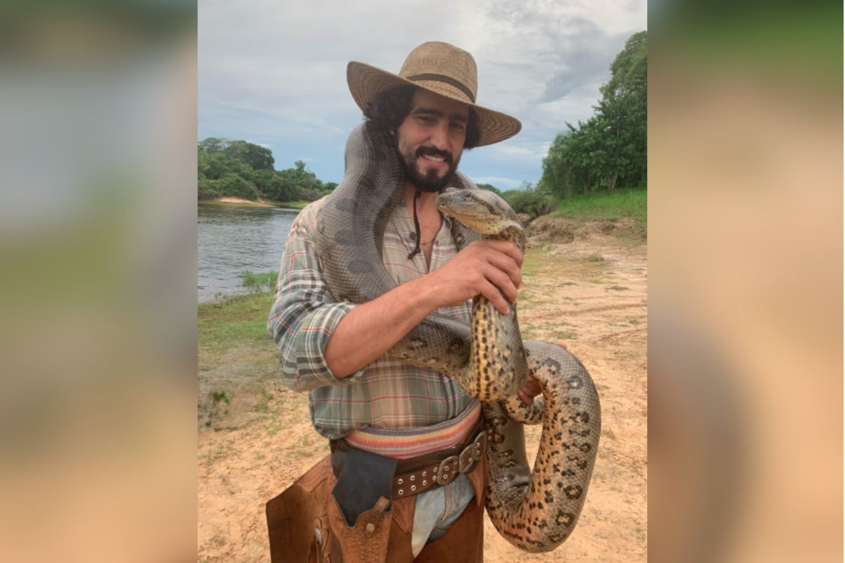 Renato Góes relembra momento 'enrolado' em sucuri do Pantanal após encontrar cobra dentro de casa no RJ