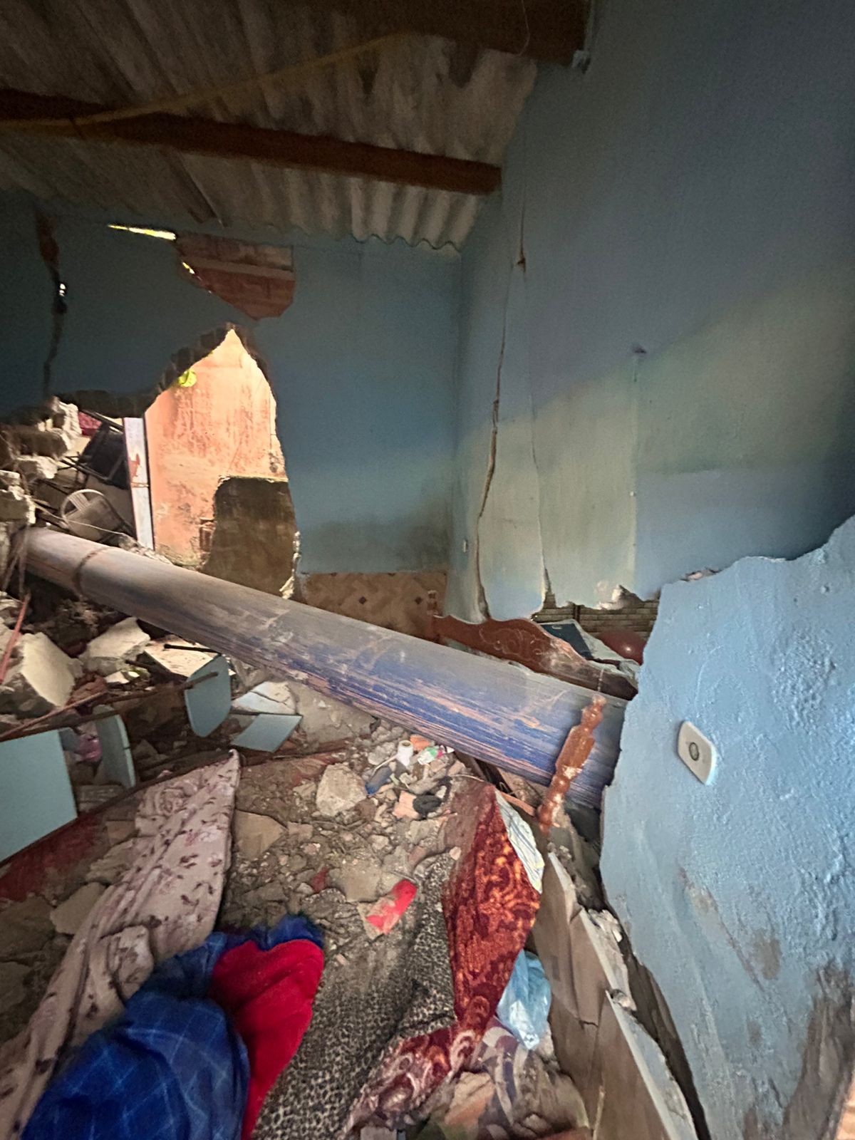 Tubulação da Sabesp cai sobre casa e mata moradora em Mauá, na Grande SP