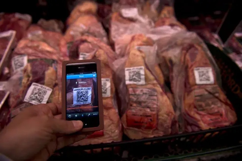 O país sul-americano se vangloriou durante anos de ter um sistema que permitia até mesmo que os consumidores escaneassem um QR Code e descobrissem onde o animal havia sido criado até chegar ao frigorífico — Foto: AFP/Getty Images