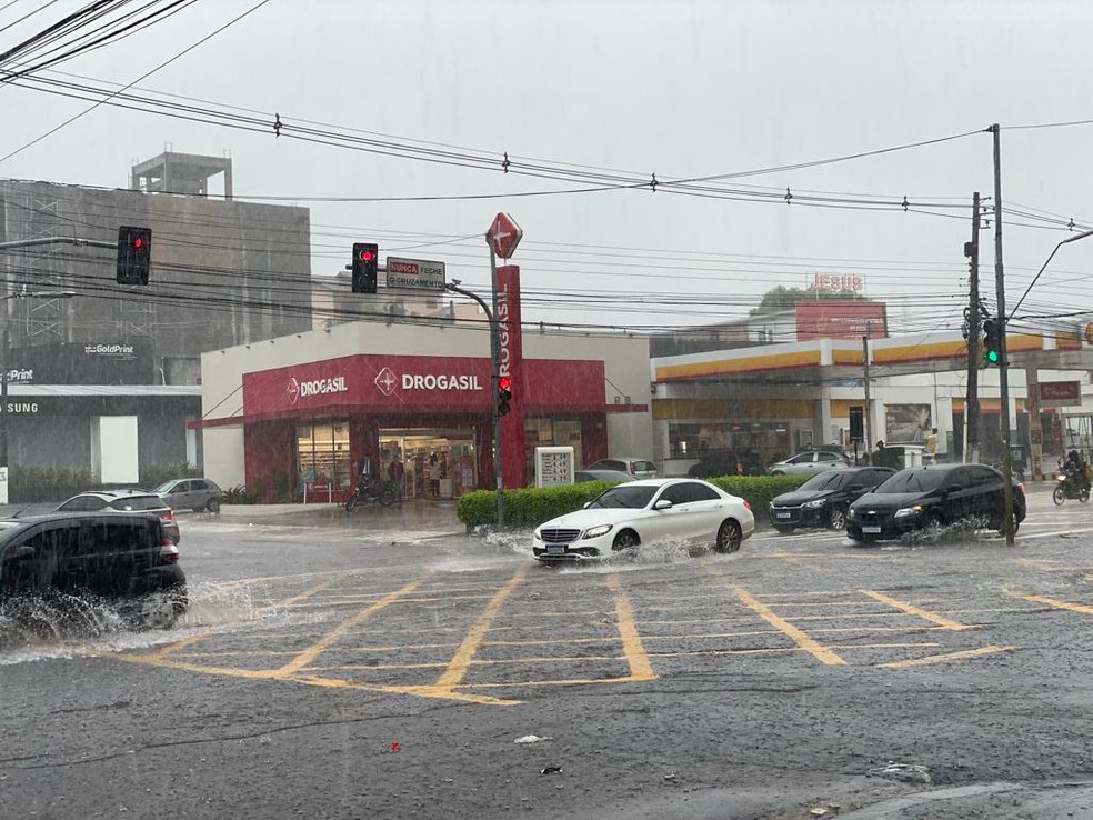 Chuva em Manaus — Foto: Edilene Mafra/CBN Manaus