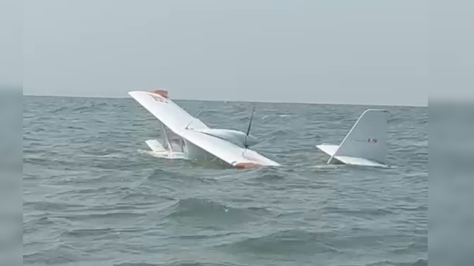 VÍDEO: Avião de pequeno porte é encontrado caído em rio por populares; Marinha e Bombeiros são acionados