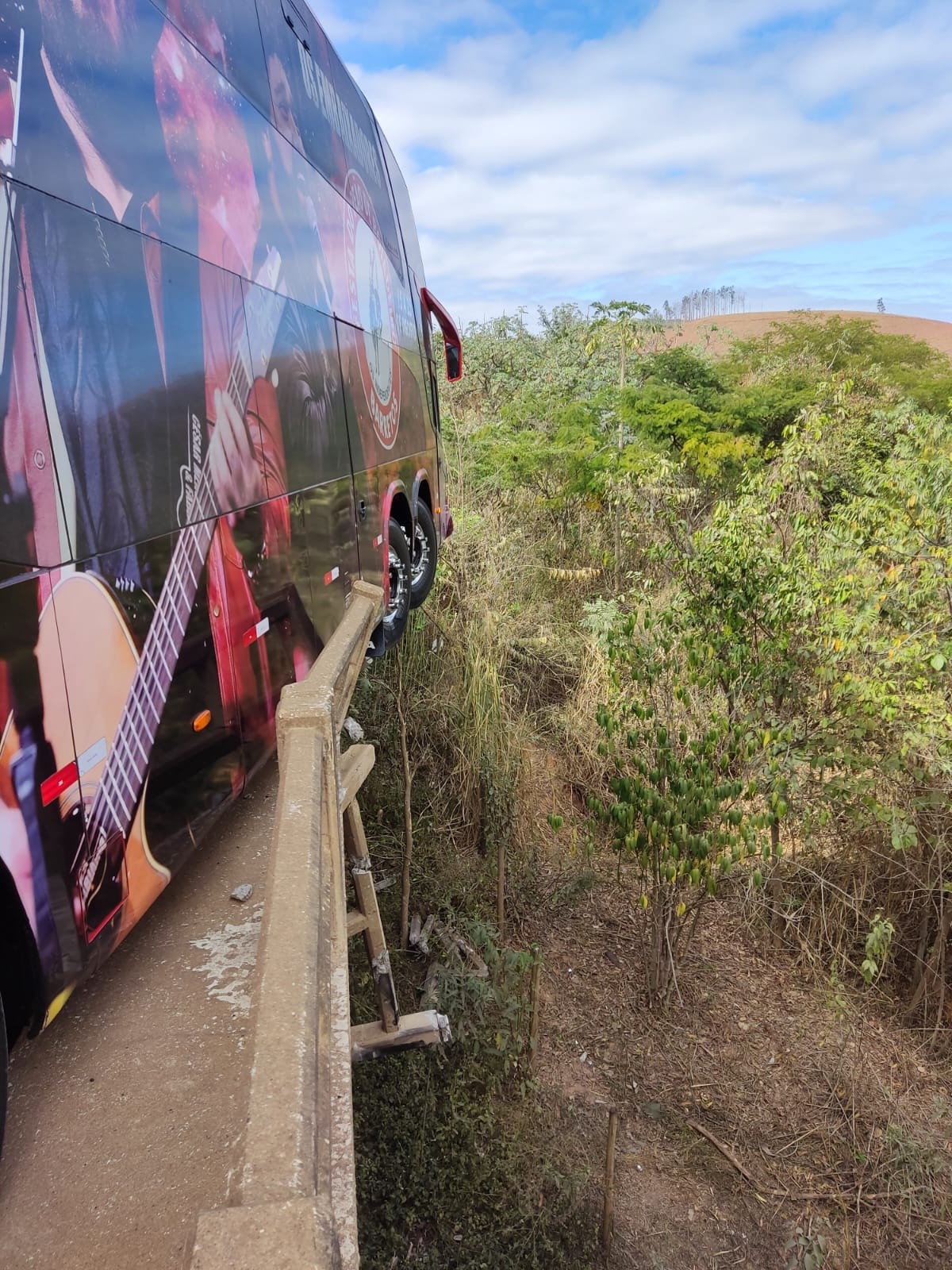 Ônibus da dupla César Menotti e Fabiano se envolve em acidente na BR-262