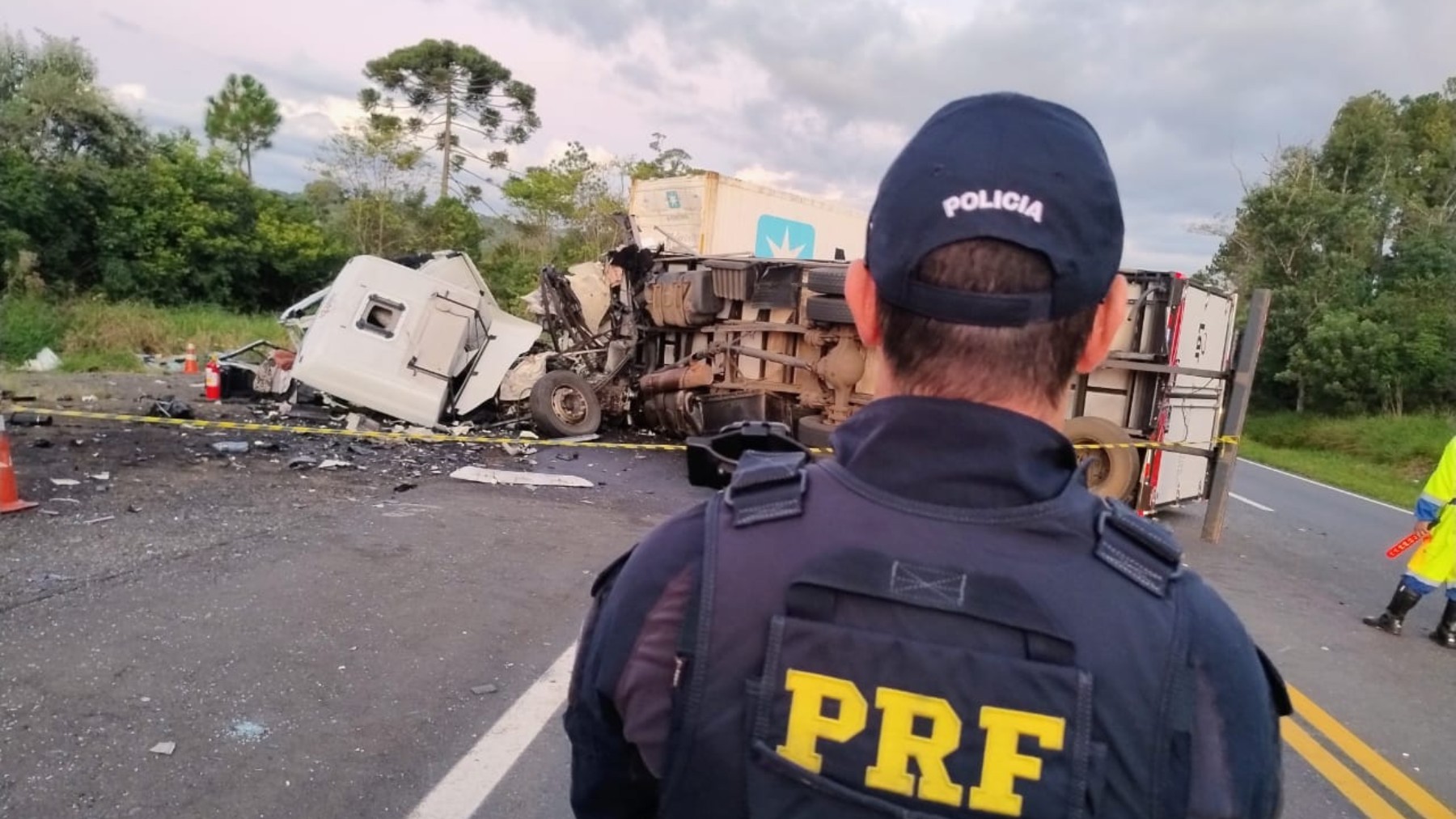 Acidente entre dois caminhões mata motorista profissional, deixa outro gravemente ferido e bloqueia BR-277, no Paraná